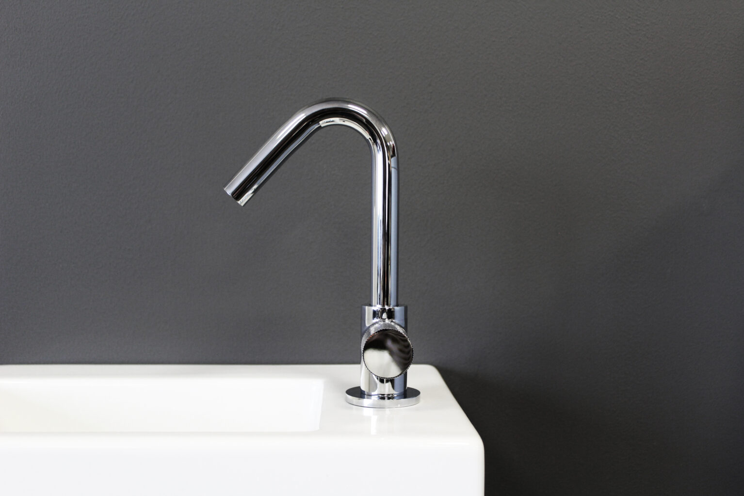 koud-water-kraan-fontein-chroom-wit-kartel-handvat-toilet-badkamer-luxe-sanitair-InBe-Flush-clou-IB0603002