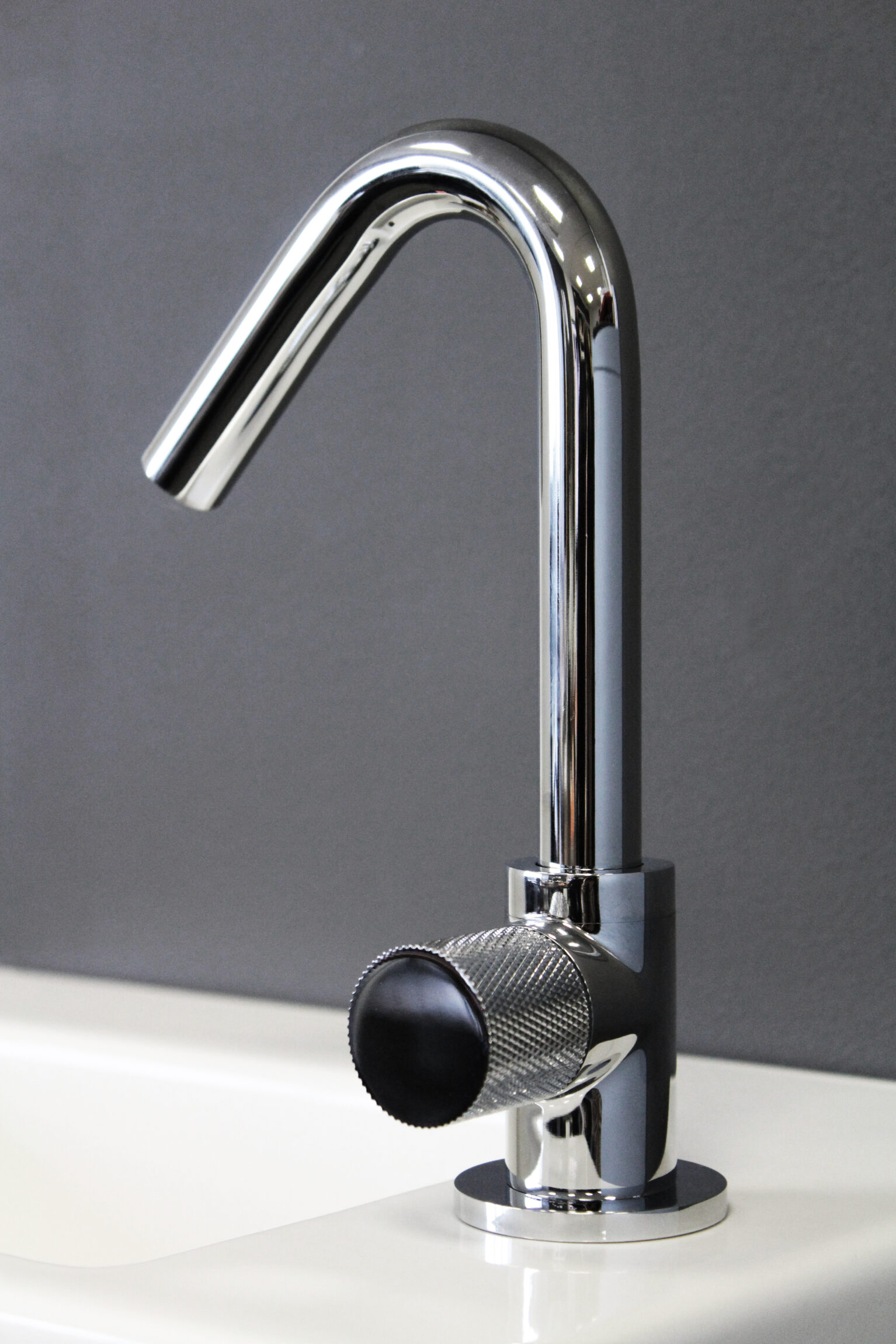 koud-water-kraan-fontein-glanzend-chroom-wit-kartel-handvat-met-draaibare-uitloop-toilet-badkamer-luxe-sanitair-InBe-Flush-clou-IB0603002