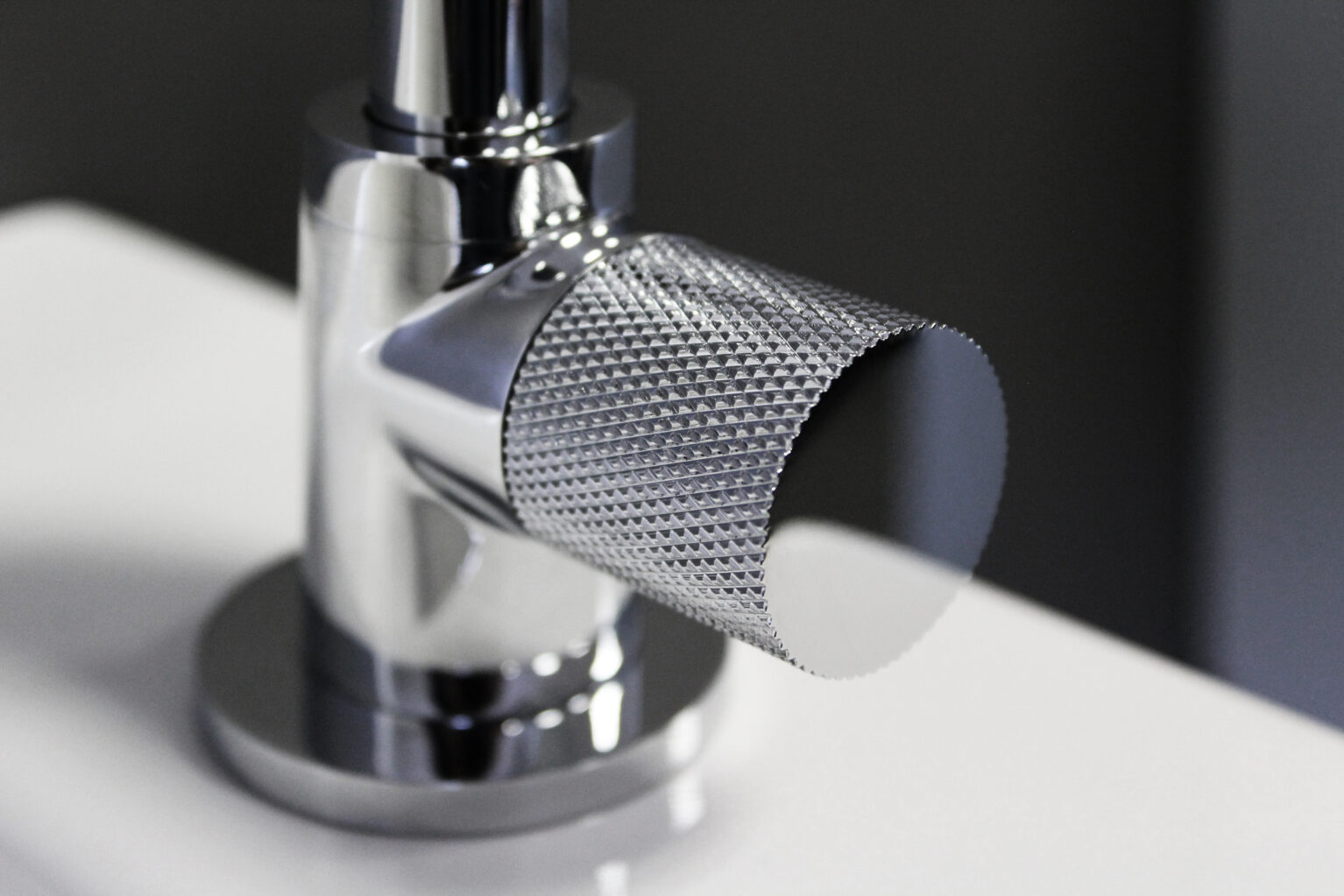 koud-water-kraan-fontein-chroom-wit-kartel-handvat-toilet-badkamer-luxe-sanitair-InBe-Flush-clou-IB0603002